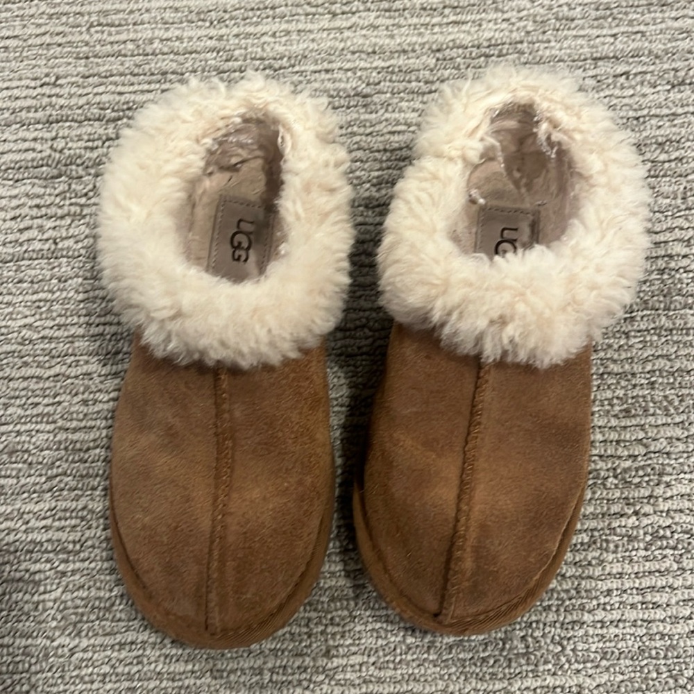 Kids Chestnut Ugg slippers!